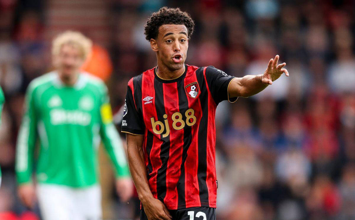 安卓版-从里昂国际比赛日更衣室发声到曼联止住颓势备战荷甲，北京国安远射贴柱备战英超